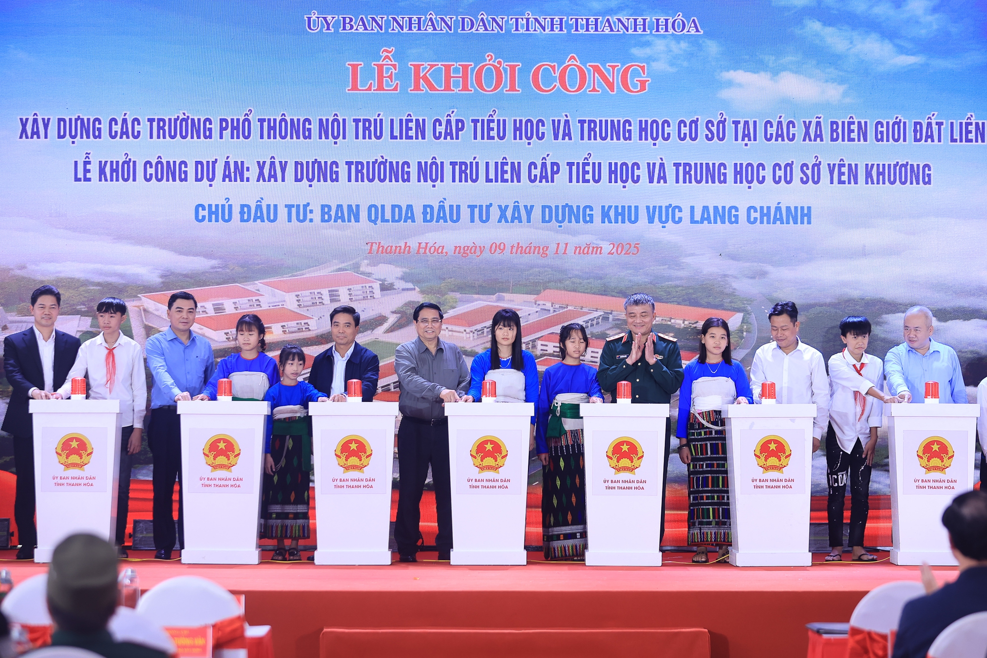 Thủ tướng Ch&iacute;nh phủ Phạm Minh Ch&iacute;nh c&ugrave;ng c&aacute;c đại biểu v&agrave; c&aacute;c em học sinh thực hiện nghi thức khởi c&ocirc;ng x&acirc;y dựng c&aacute;c trường phổ th&ocirc;ng nội tr&uacute; li&ecirc;n cấp Tiểu học v&agrave; Trung học cơ sở tại c&aacute;c x&atilde; bi&ecirc;n giới đất liền s&aacute;ng 9/11, điểm cầu Trường nội tr&uacute; li&ecirc;n cấp Tiểu học v&agrave; Trung học cơ sở x&atilde; Y&ecirc;n Khương, Thanh H&oacute;a - Ảnh: VGP/Nhật Bắc