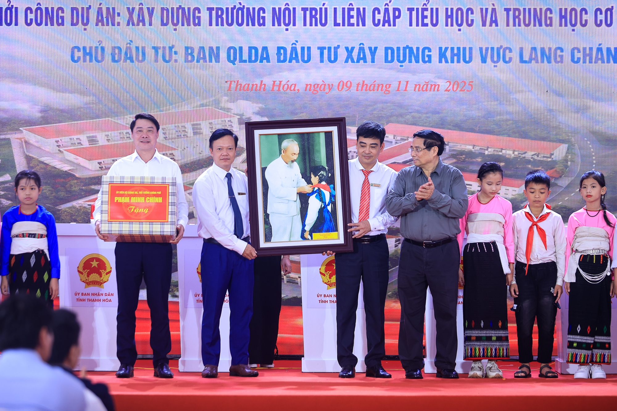 Thủ tướng Phạm Minh Ch&iacute;nh tặng qu&agrave; lưu niệm cho Trường nội tr&uacute; li&ecirc;n cấp Tiểu học v&agrave; Trung học cơ sở x&atilde; Y&ecirc;n Khương, Thanh H&oacute;a - Ảnh: VGP/Nhật Bắc