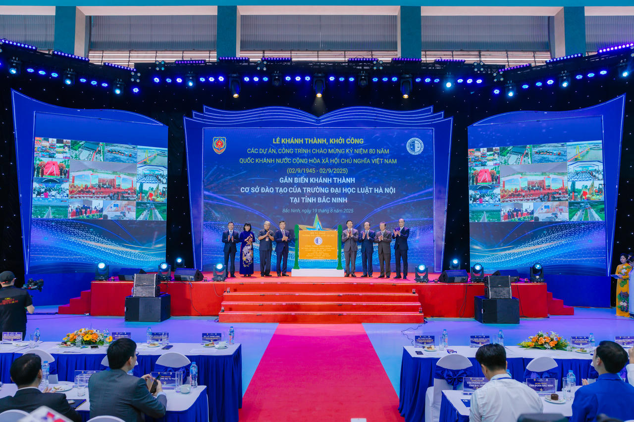 Lễ gắn biển kh&aacute;nh th&agrave;nh cơ sở đ&agrave;o tạo của Trường Đại học Luật H&agrave; Nội tại tỉnh Bắc Ninh.