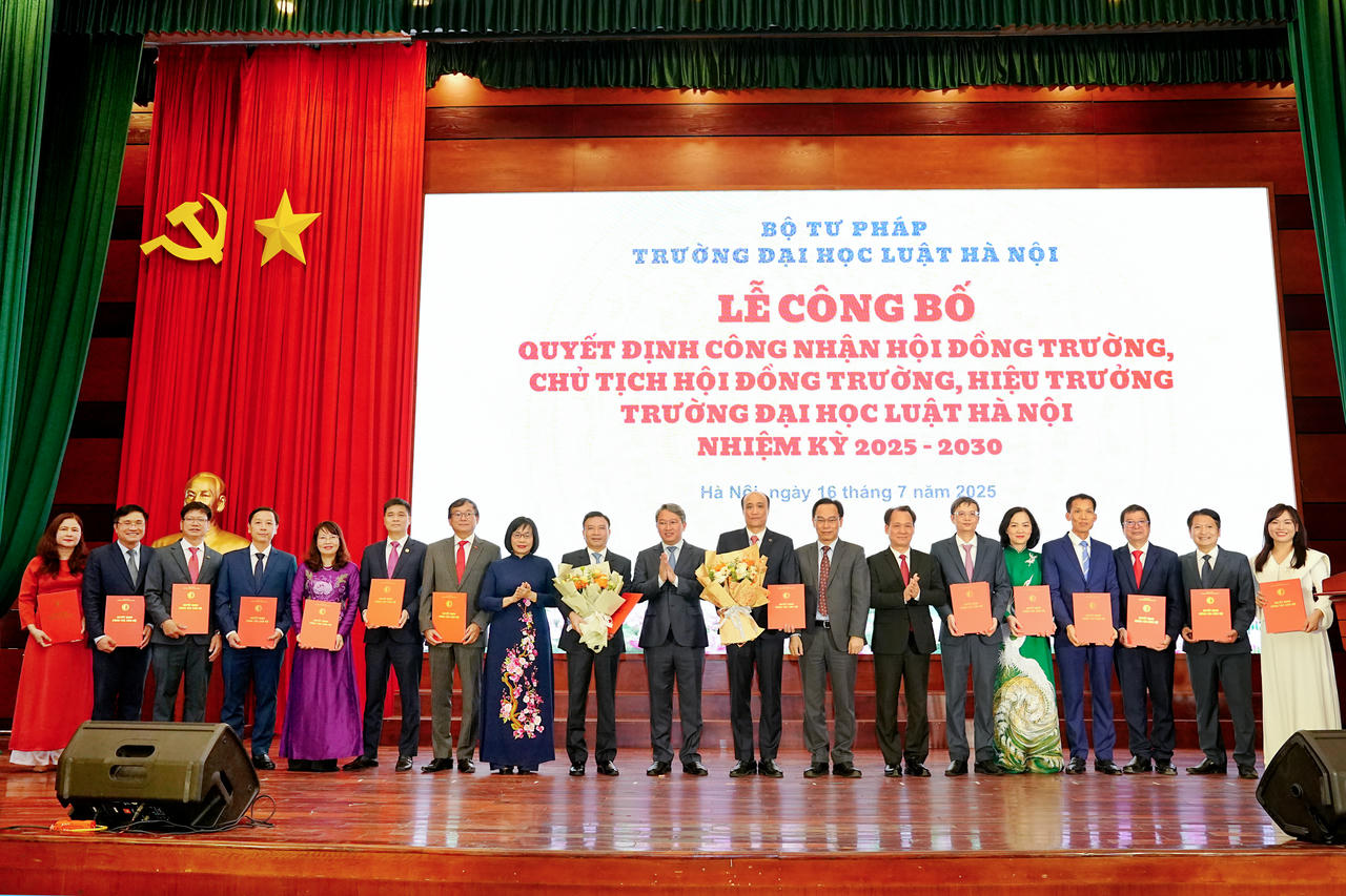 Lễ c&ocirc;ng bố Quyết định c&ocirc;ng nhận Hội đồng trường, Chủ tịch Hội đồng trường, Hiệu trưởng Trường Đại học Luật H&agrave; Nội nhiệm kỳ 2025-2030.