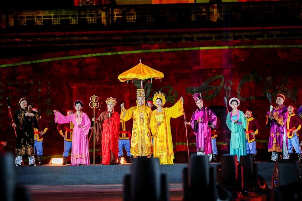 Gần 1.000 nghệ sĩ, diễn vi&ecirc;n, nghệ nh&acirc;n c&ugrave;ng h&ograve;a m&igrave;nh trong bức tranh di sản ng&agrave;n năm. (Ảnh: BTC)