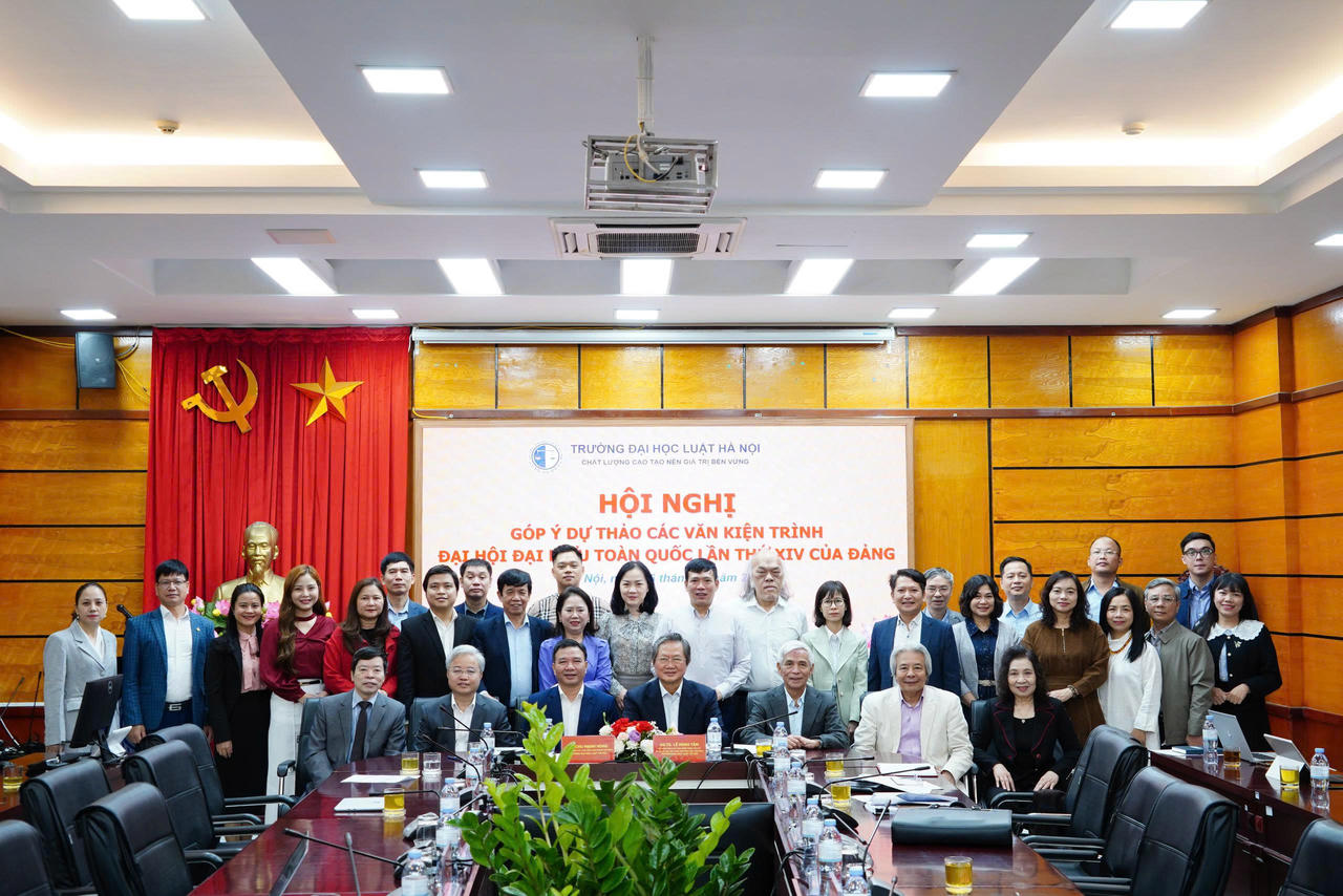 C&aacute;c đại biểu chụp ảnh lưu niệm tại Hội nghị G&oacute;p &yacute; dự thảo c&aacute;c văn kiện tr&igrave;nh Đại hội đại biểu to&agrave;n quốc lần thứ XIV của Đảng.