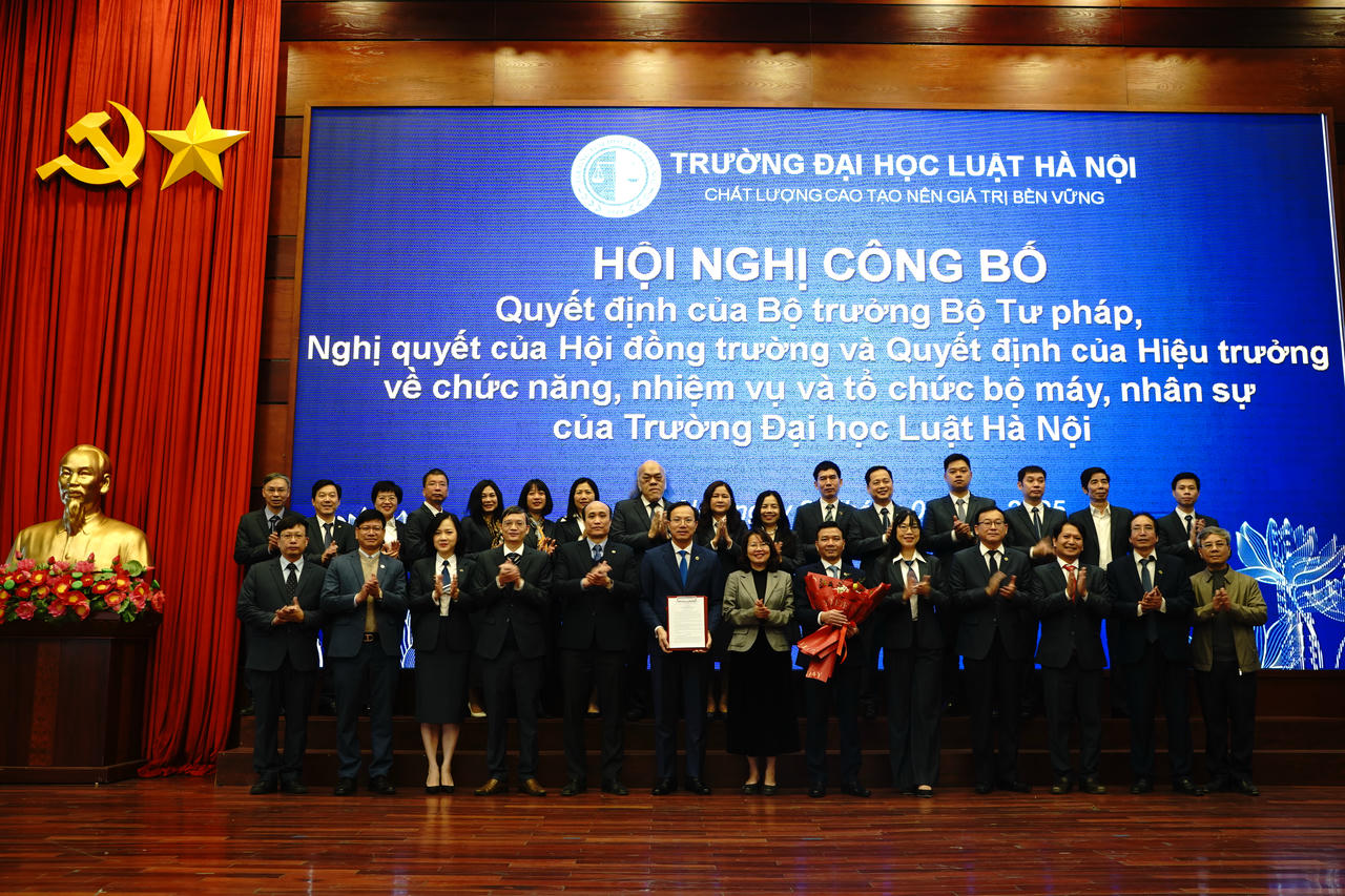 Hội nghị c&ocirc;ng bố Quyết định của Bộ trưởng Bộ Tư ph&aacute;p, Nghị quyết của Hội đồng trường v&agrave; Quyết định của Hiệu trưởng về chức năng, nhiệm vụ v&agrave; tổ chức bộ m&aacute;y, nh&acirc;n sự của Trường Đại học Luật H&agrave; Nội.