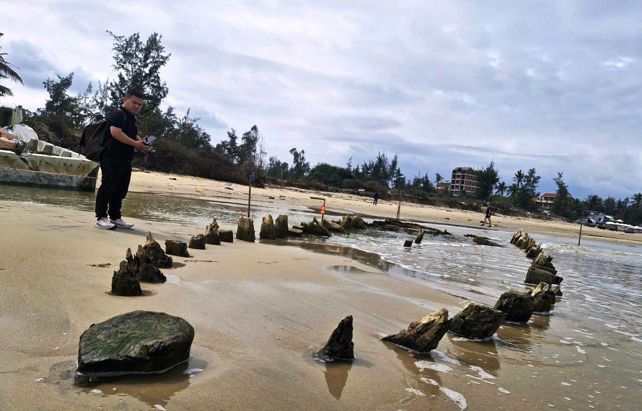 Cận cảnh x&aacute;c t&agrave;u cổ ph&aacute;t lộ ở b&atilde;i biển Hội An