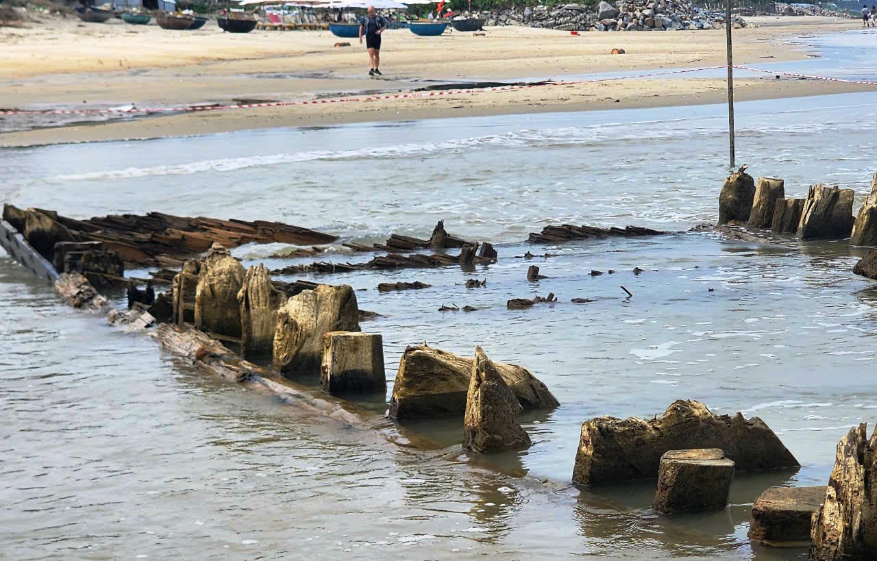 Cận cảnh x&aacute;c t&agrave;u cổ ph&aacute;t lộ ở b&atilde;i biển Hội An