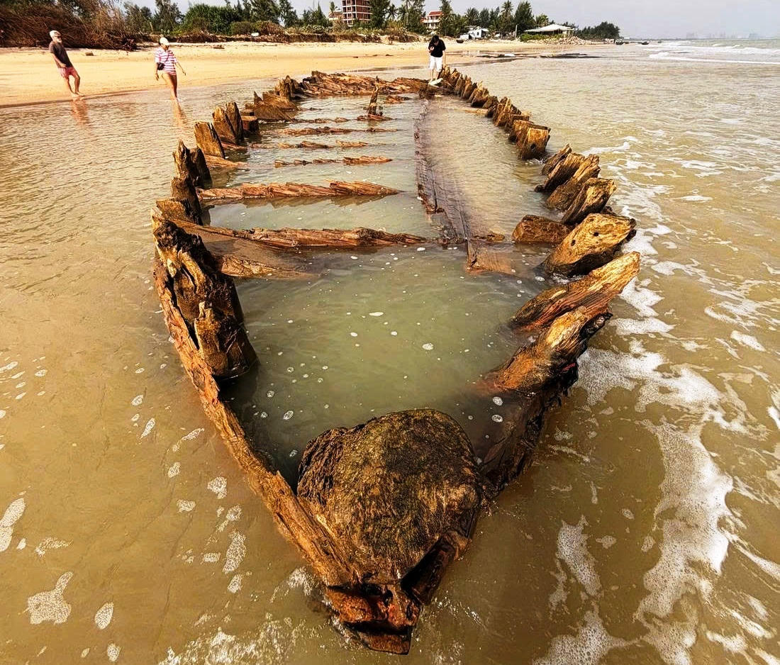 Cận cảnh x&aacute;c t&agrave;u cổ ph&aacute;t lộ ở b&atilde;i biển Hội An