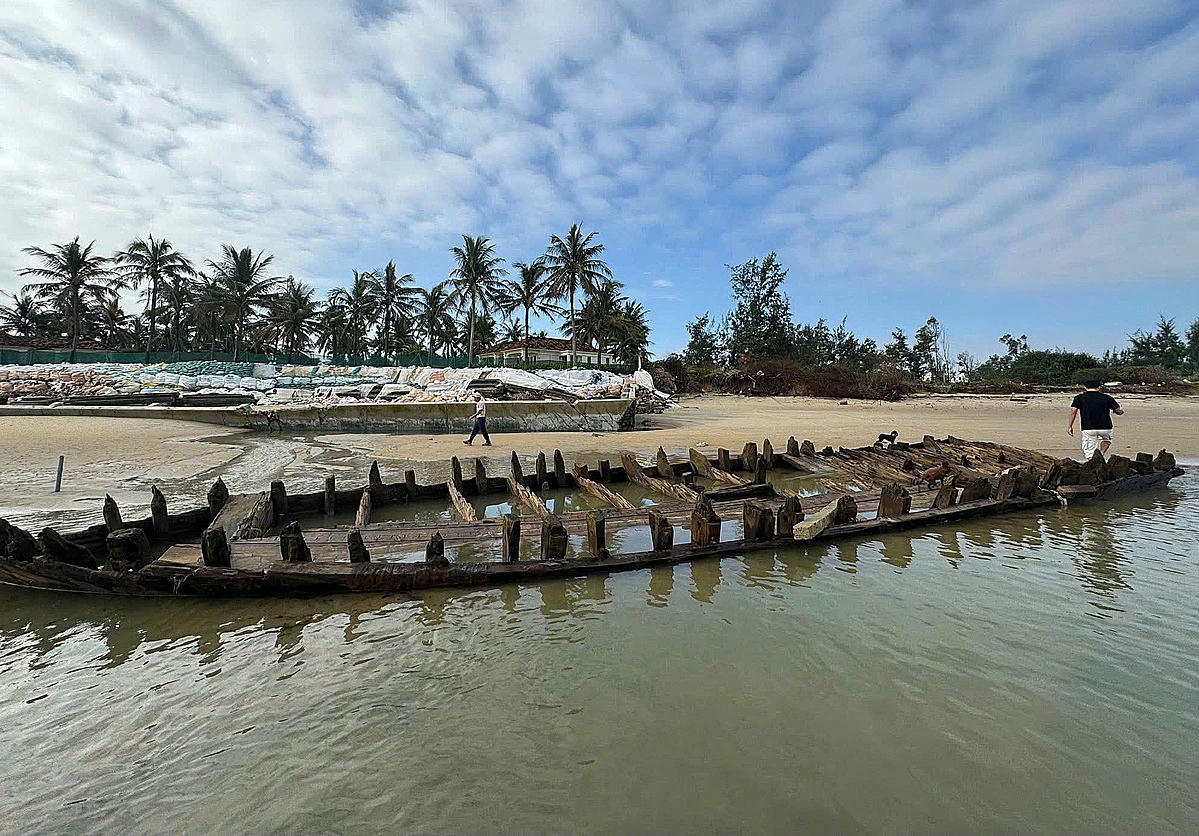 Cận cảnh x&aacute;c t&agrave;u cổ ph&aacute;t lộ ở b&atilde;i biển Hội An
