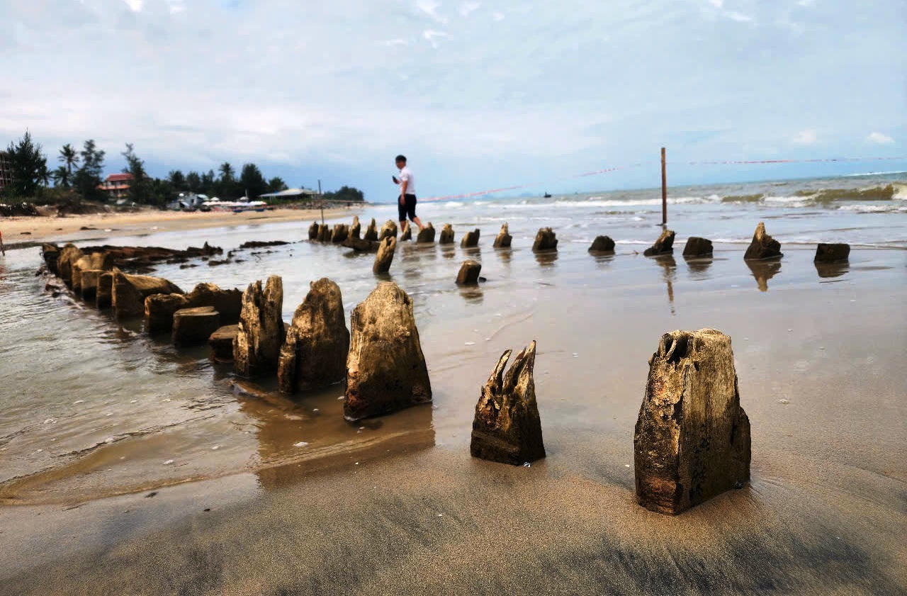 Cận cảnh x&aacute;c t&agrave;u cổ ph&aacute;t lộ ở b&atilde;i biển Hội An