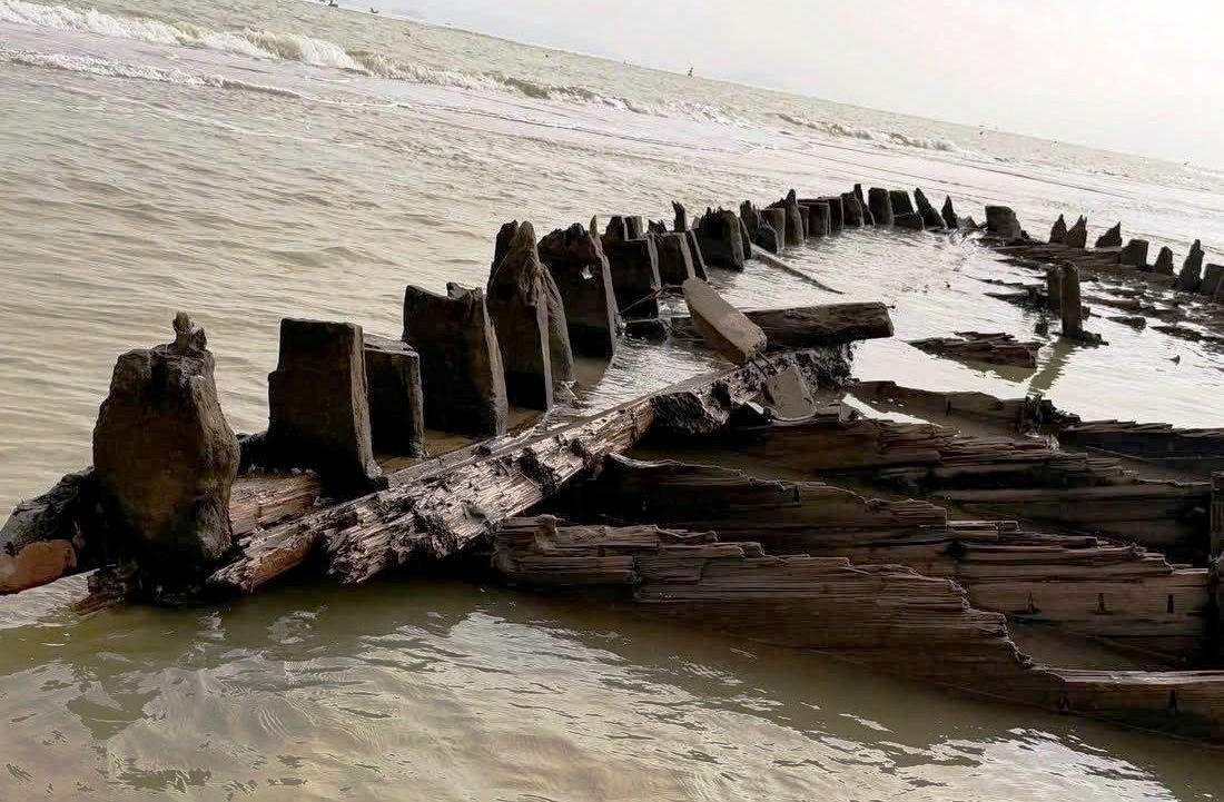 Cận cảnh x&aacute;c t&agrave;u cổ ph&aacute;t lộ ở b&atilde;i biển Hội An