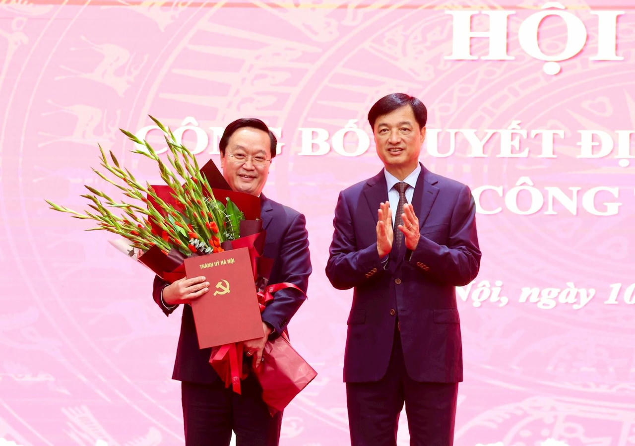 B&iacute; thư Th&agrave;nh ủy H&agrave; Nội Nguyễn Duy Ngọc tặng hoa ch&uacute;c mừng &ocirc;ng Nguyễn Đức Trung.