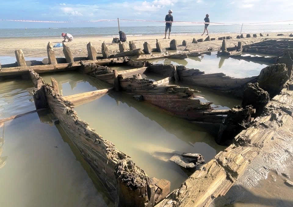 Cận cảnh x&aacute;c t&agrave;u cổ ph&aacute;t lộ ở b&atilde;i biển Hội An