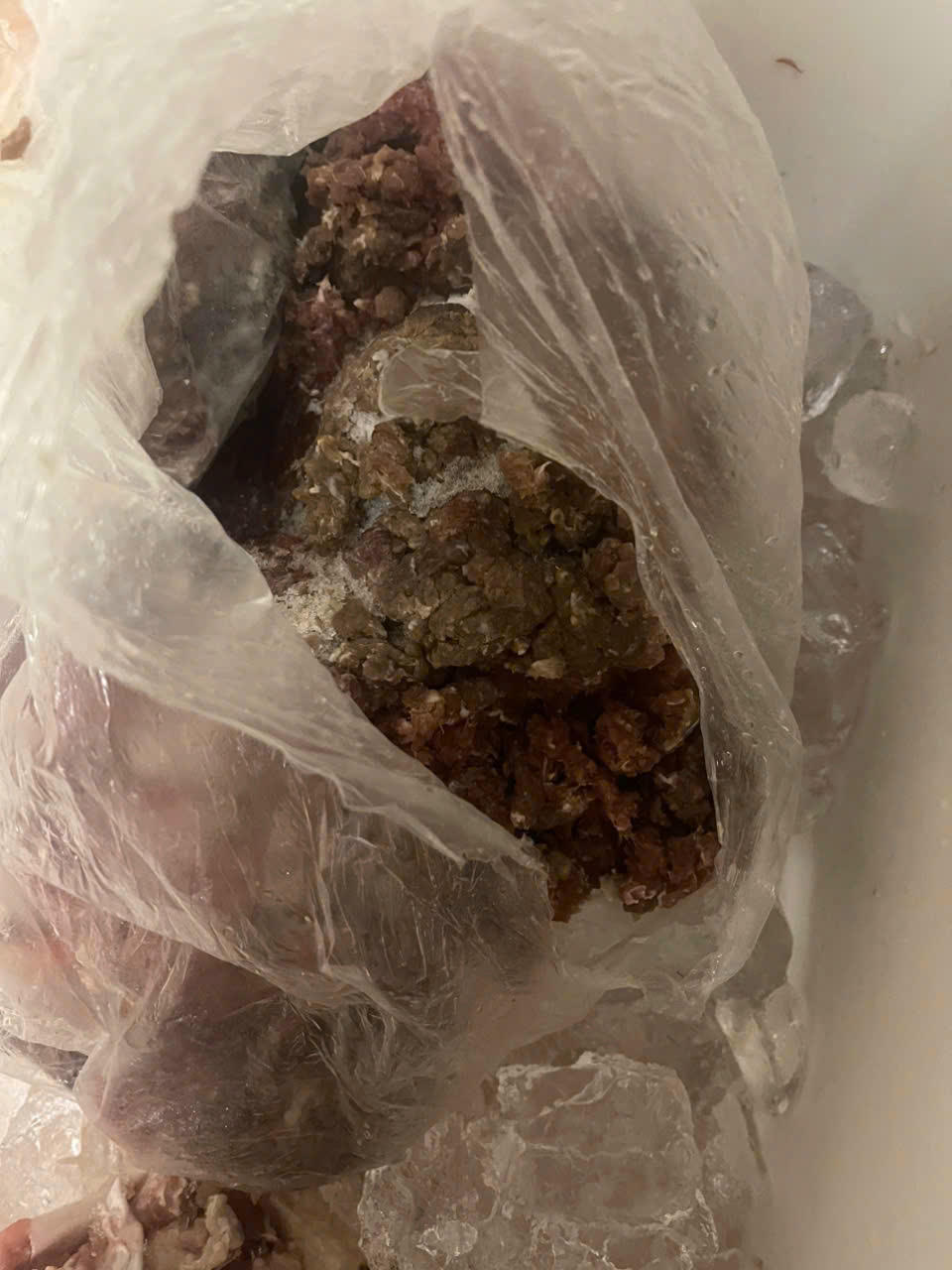 H&igrave;nh ảnh t&uacute;i thịt b&ograve; đ&ocirc;ng lạnh được lan truyền tr&ecirc;n mạng x&atilde; hội chụp từ khu trưc thực phẩm của C&ocirc;ng ty Hoa Việt.