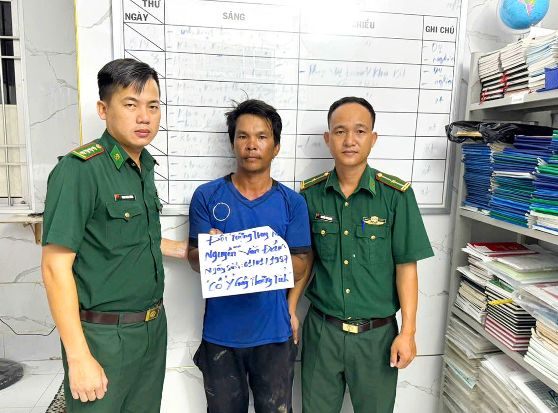 Đối tượng Nguyễn Văn Đậm bị lực lượng Đồn Bi&ecirc;n ph&ograve;ng G&agrave;nh H&agrave;o bắt giữ.