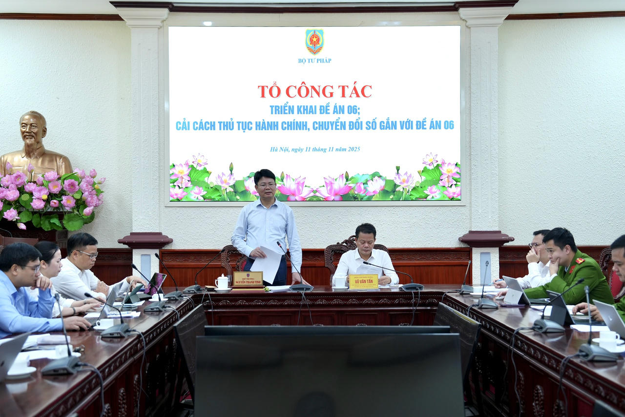 Quang cảnh buổi l&agrave;m việc.