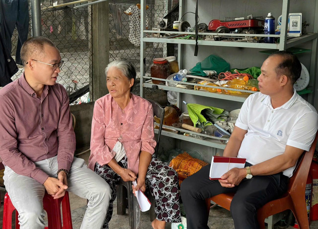 Tặng qu&agrave; cho b&agrave; V&otilde; Thị Ni&ecirc;n