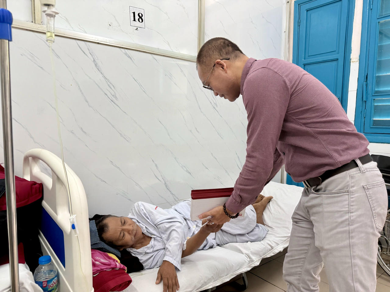 Ph&oacute; Tổng Bi&ecirc;n tập Trần Ngọc H&agrave; tặng qu&agrave;, động vi&ecirc;n bệnh nh&acirc;n chạy thận ở BV Trung ương Huế