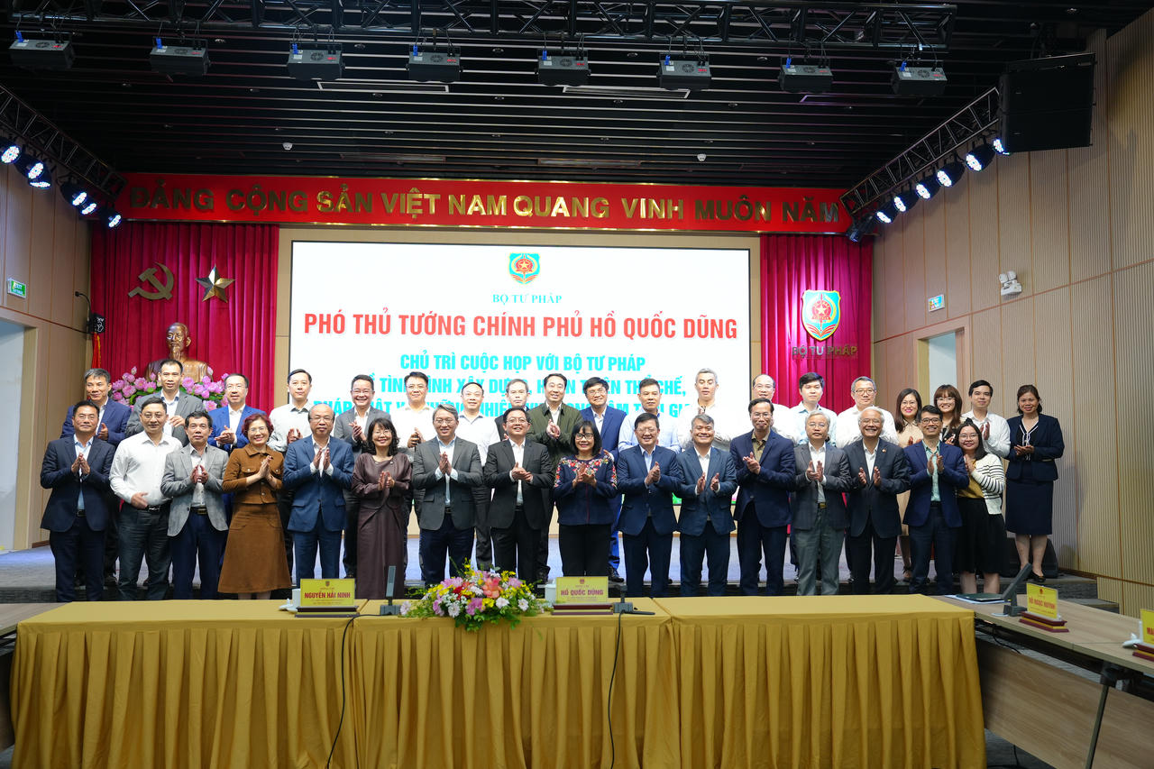 Bộ Tư ph&aacute;p cần tiếp tục c&ugrave;ng c&aacute;c Bộ, ng&agrave;nh, địa phương giải quyết c&aacute;c vướng mắc do thể chế theo hướng &ldquo;cởi tr&oacute;i&rdquo;