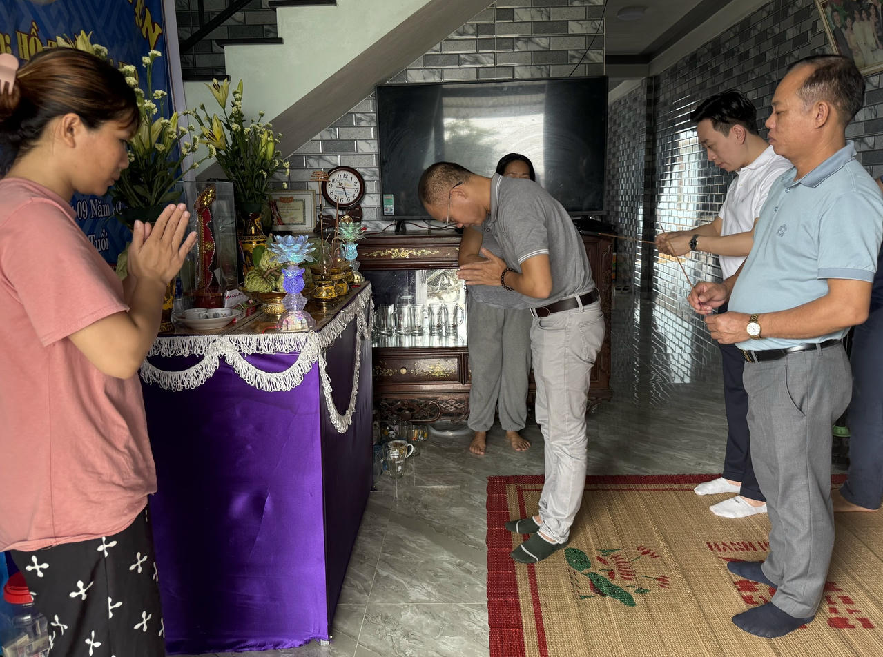 Trong dịp n&agrave;y, đo&agrave;n đ&atilde; đến viếng tại 2 gia đ&igrave;nh c&oacute; người th&acirc;n thiệt mạng do lũ dữ ở phường Thuận An