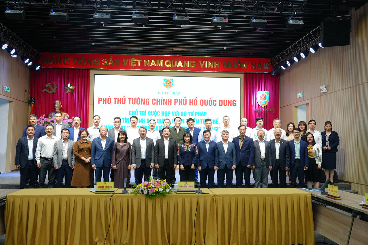 Ph&oacute; Thủ tướng Hồ Quốc Dũng chụp ảnh lưu niệm c&ugrave;ng c&aacute;c đại biểu tham dự cuộc họp