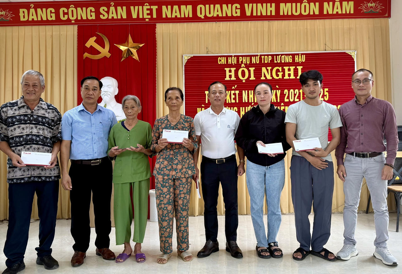 Trao qu&agrave; tại phường Hương Thủy