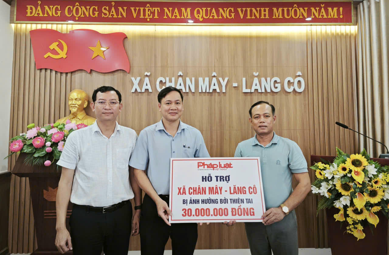 B&aacute;o PLVN hỗ trợ 30 triệu đồng cho UBMT x&atilde; Ch&acirc;n M&acirc;y - Lăng C&ocirc; bị ảnh hưởng do lũ lụt