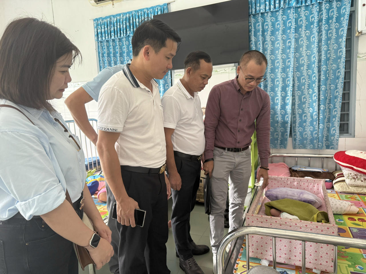 Tại ch&ugrave;a Đức Sơn, c&aacute;c em được nu&ocirc;i dưỡng trong một m&ocirc;i trường b&igrave;nh y&ecirc;n, tr&agrave;n đầy t&igrave;nh thương y&ecirc;u từ c&aacute;c sư c&ocirc;