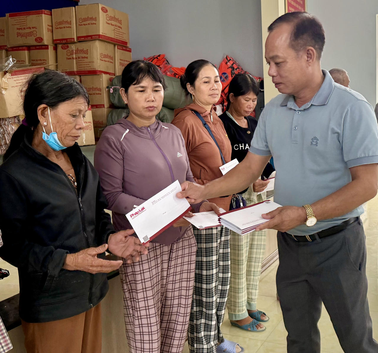 Nh&agrave; b&aacute;o Nguyễn Quang T&aacute;m tặng qu&agrave; cho b&agrave; con v&ugrave;ng lũ H&oacute;a Ch&acirc;u