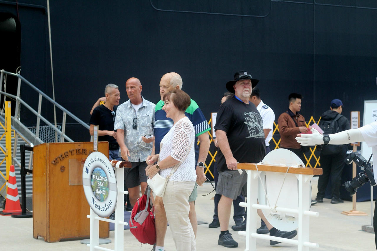 Du kh&aacute;ch phấn khởi khi đến Quảng Ninh.