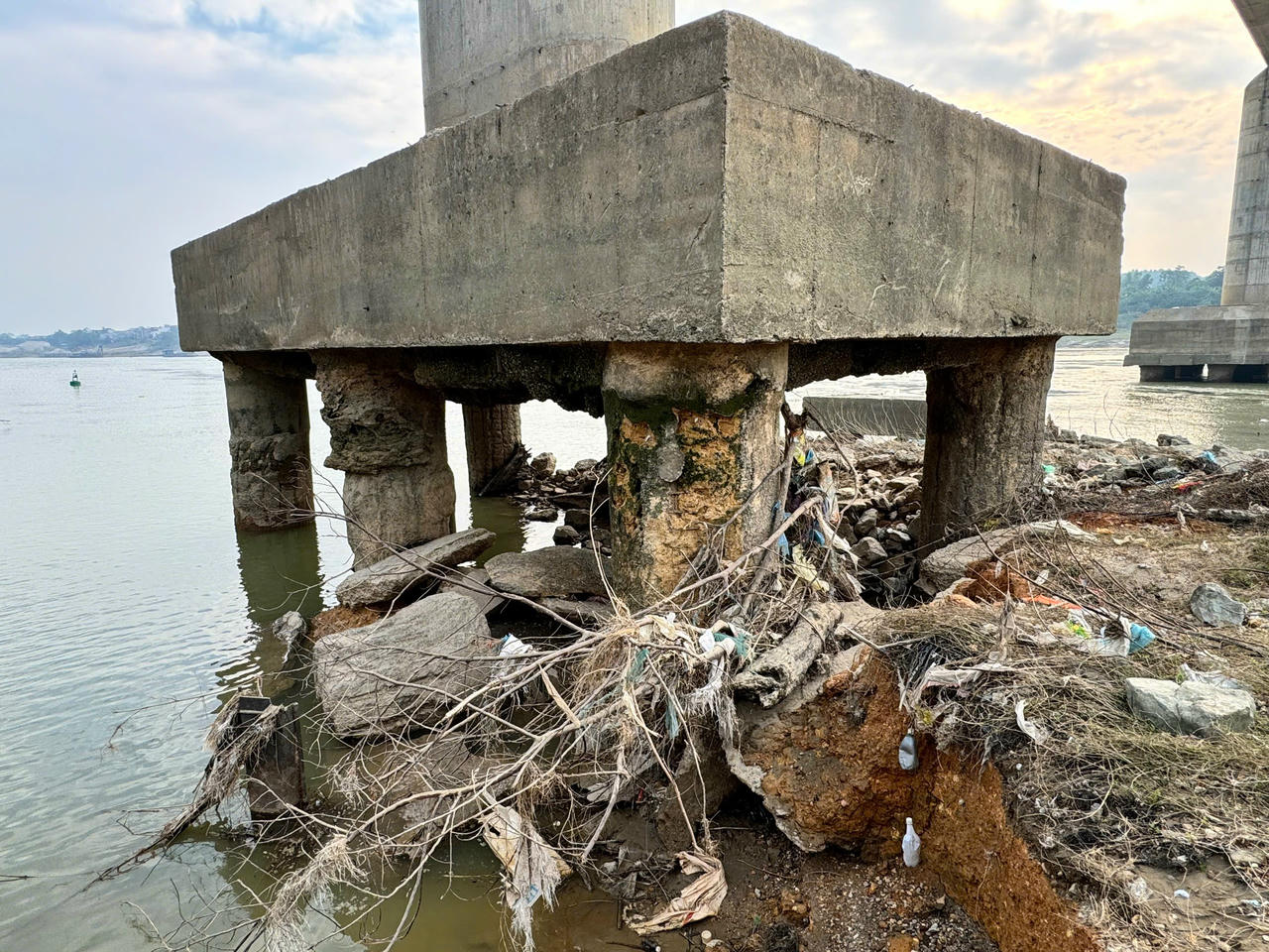 C&ocirc;ng ty Cổ phần Đầu tư Ph&aacute;t triển Đ&ocirc; thị v&agrave; Khu c&ocirc;ng nghiệp (UDIDECO) l&agrave; đại diện li&ecirc;n danh nh&agrave; thầu thi c&ocirc;ng hạng mục cầu S&ocirc;ng L&ocirc;. Ảnh: Ngọc Ph&uacute;c