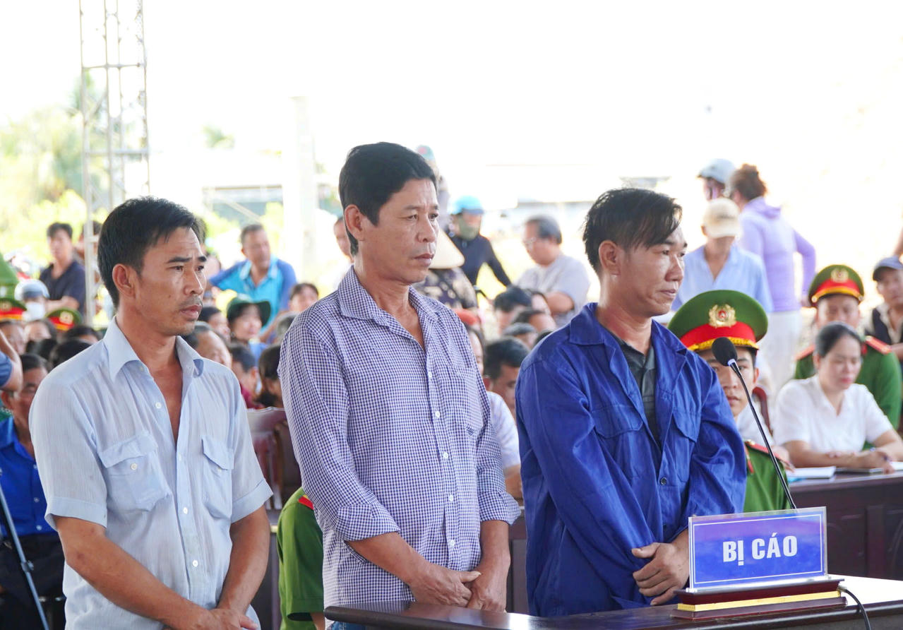 Bị c&aacute;o Đinh C&ocirc;ng L&yacute;, T&ocirc; Hiền Đệ v&agrave; Nguyễn Ch&iacute; Linh tại phi&ecirc;n t&ograve;a x&eacute;t xử lưu động.