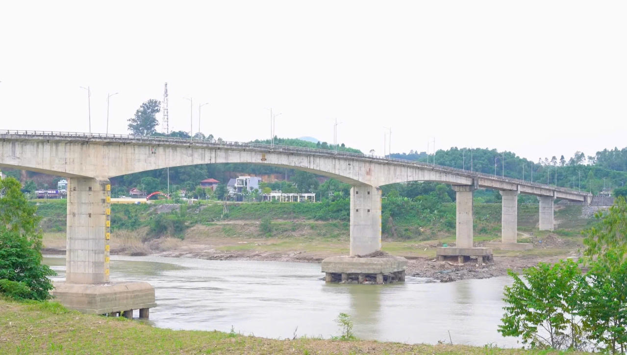 Dự &aacute;n cầu s&ocirc;ng L&ocirc; do Sở N&ocirc;ng nghiệp v&agrave; Ph&aacute;t triển n&ocirc;ng th&ocirc;n tỉnh Ph&uacute; Thọ (nay l&agrave; Sở N&ocirc;ng nghiệp v&agrave; M&ocirc;i trường) l&agrave;m chủ đầu tư. Ảnh: Ngọc Ph&uacute;c