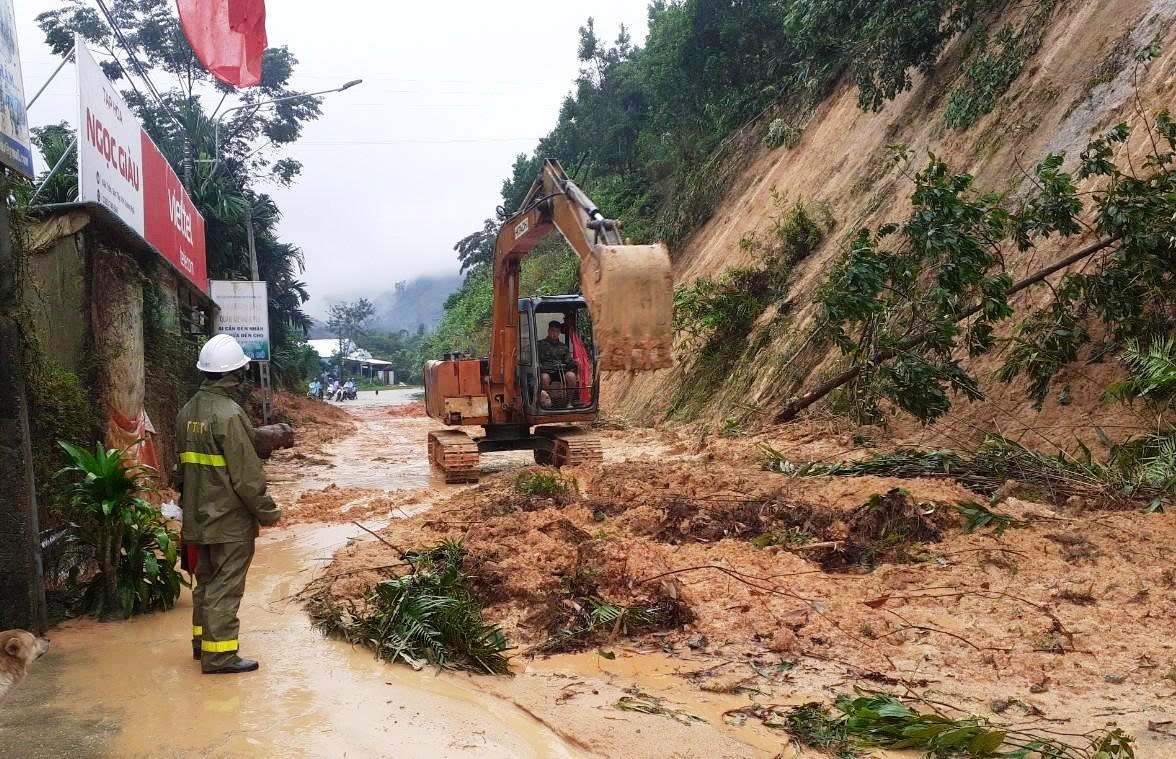 Lực lượng chức năng v&agrave; đơn vị quản l&yacute; đường bộ triển khai thu dọn đất đ&aacute;, c&acirc;y đổ do sạt lở tr&ecirc;n tuyến đường Trường Sơn Đ&ocirc;ng qua TP Đ&agrave; Nẵng v&agrave; tỉnh Quảng Ng&atilde;i.