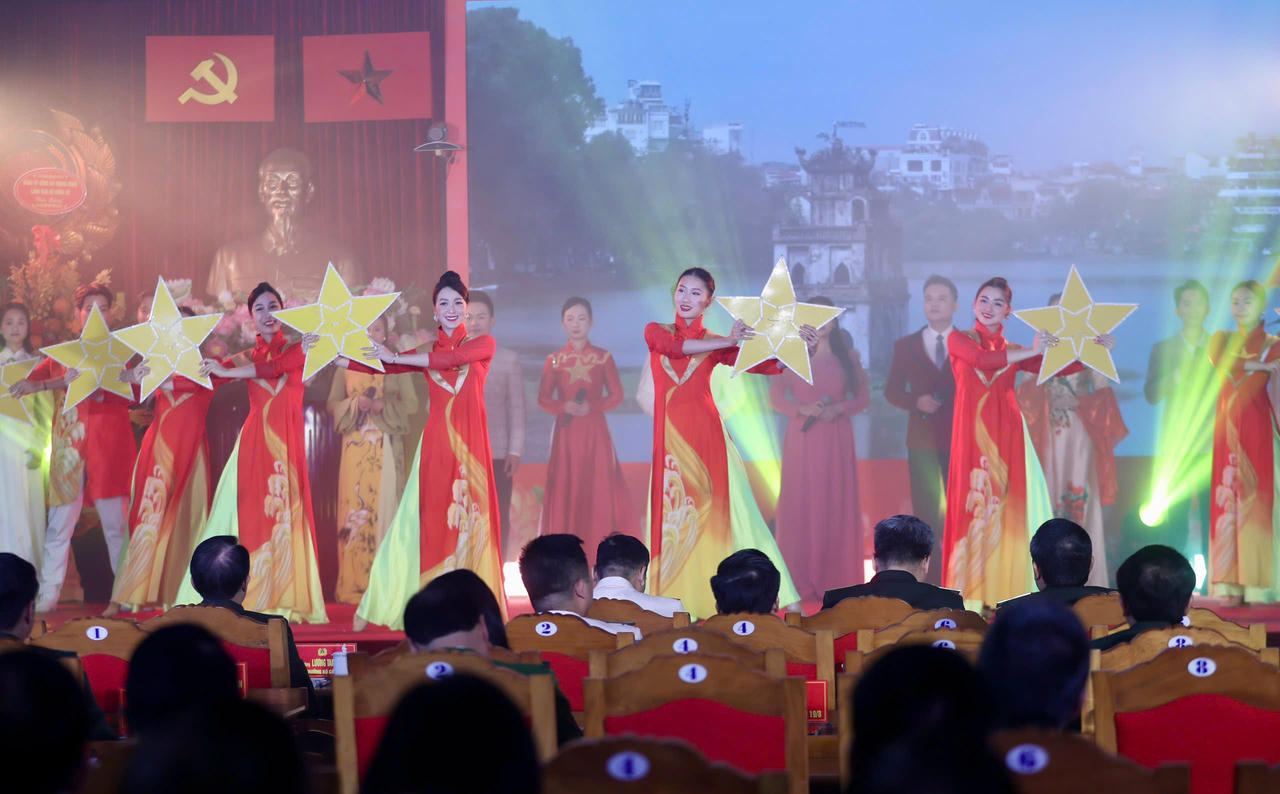 Tưng bừng m&agrave;n văn nghệ ch&agrave;o mừng.&amp;amp;nbsp;&amp;amp;nbsp;