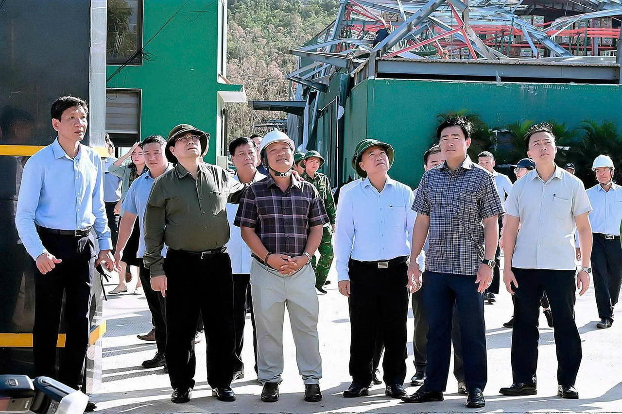 Thủ tướng Phạm Minh Ch&iacute;nh đi thị s&aacute;t, t&igrave;m hiểu c&aacute;c doanh nghiệp bị thiệt hại bởi b&atilde;o số 13 tại C&ocirc;ng ty TNHH Tổng hợp T&acirc;n Đại Nam ở Khu kinh tế Nhơn Hội