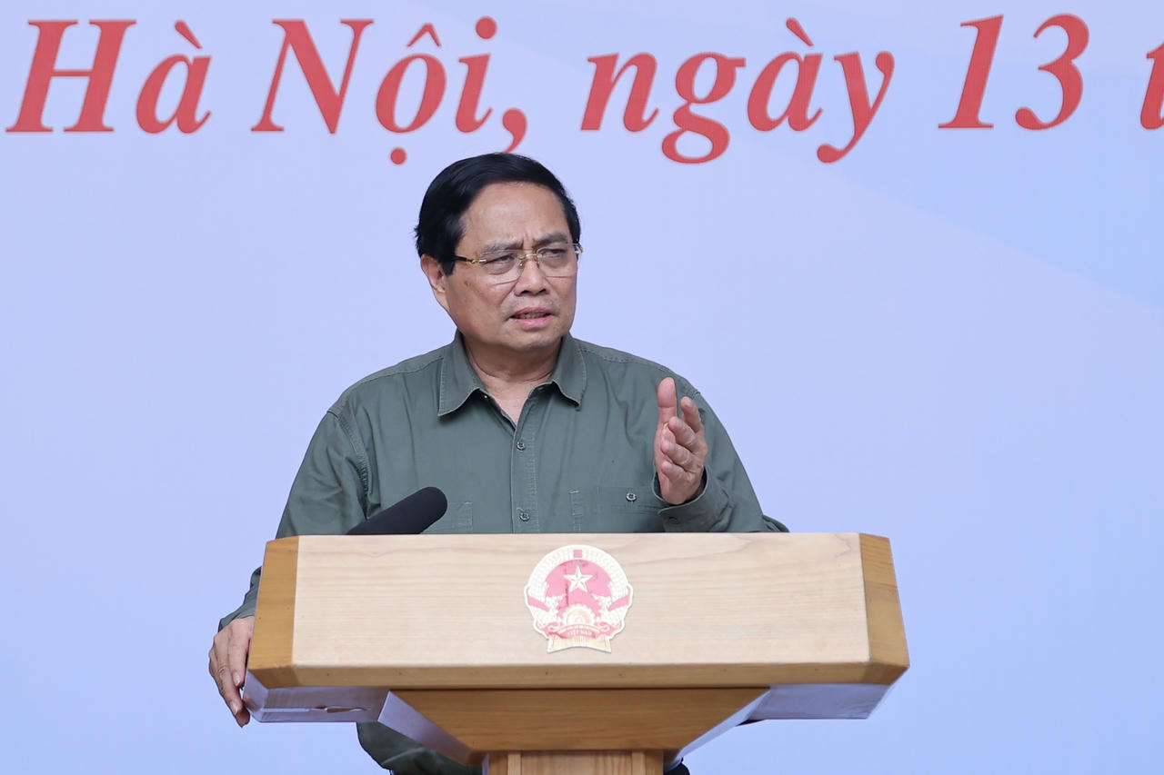 Thủ tướng y&ecirc;u cầu khẩn trương x&acirc;y dựng lại 1.900 nh&agrave; sập đổ, 67.000 nh&agrave; tốc m&aacute;i cho đồng b&agrave;o miền Trung. Ảnh: VGP