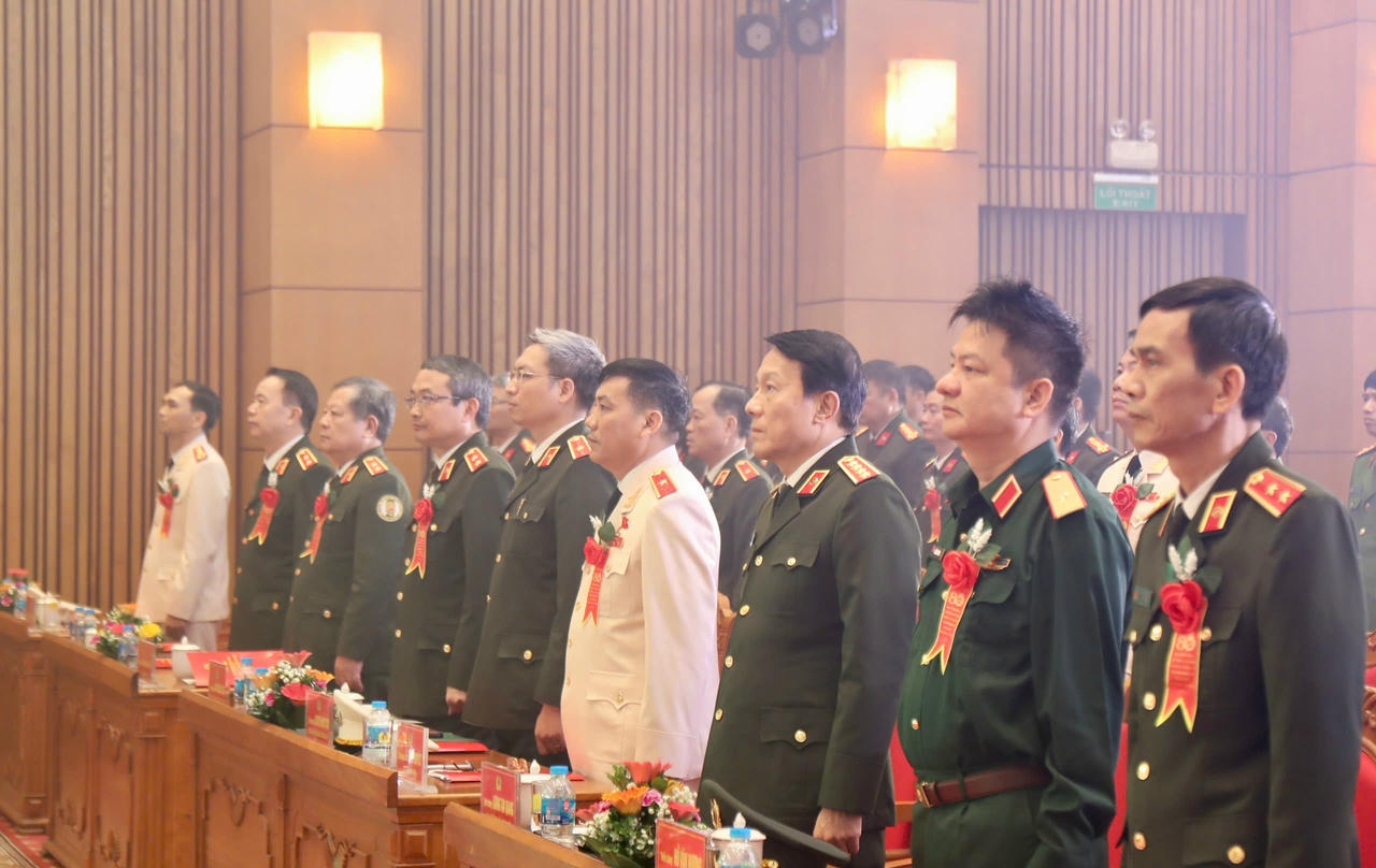 C&aacute;c đại biểu l&agrave;m Lễ ch&agrave;o cờ.&amp;amp;nbsp;