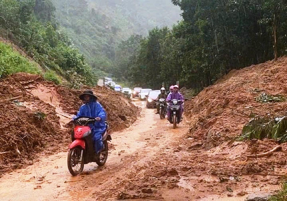 Mưa lũ g&acirc;y sạt lở tuyến đường Trường Sơn Đ&ocirc;ng qua TP Đ&agrave; Nẵng v&agrave; tỉnh Quảng Ng&atilde;i.