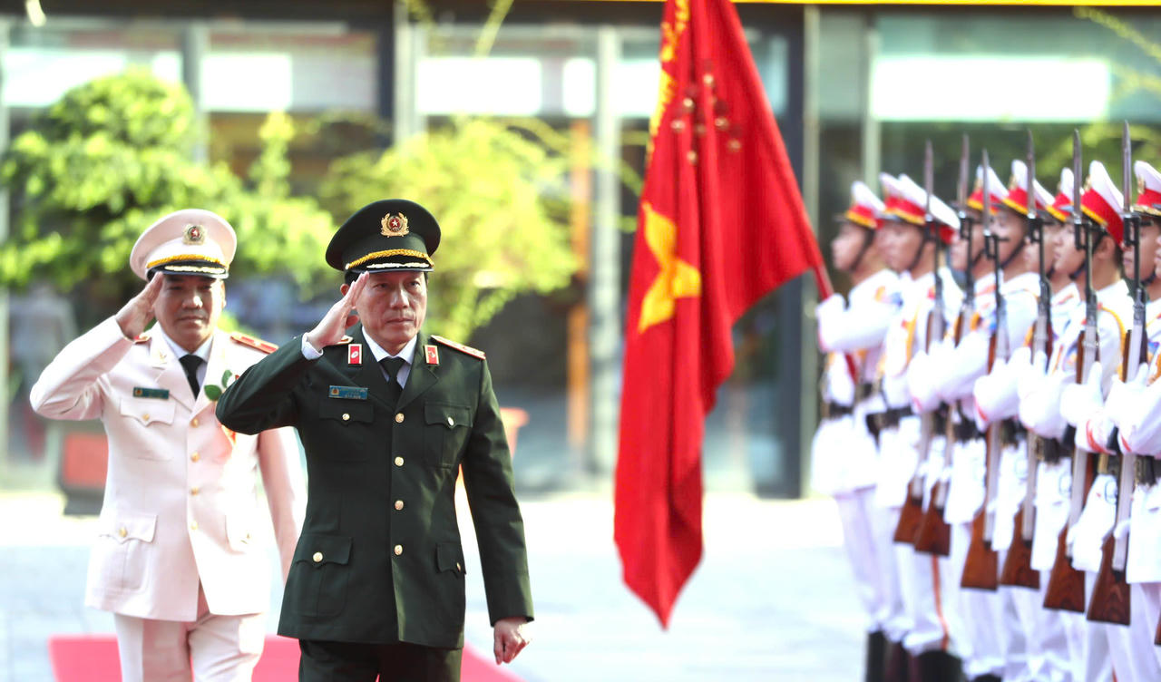 Trang trọng nghi thức đ&oacute;n tiếp&amp;amp;nbsp;Đại tướng Lương Tam Quang - Ủy vi&ecirc;n Bộ Ch&iacute;nh trị, B&iacute; thư Đảng ủy C&ocirc;ng an Trung ương, Bộ trưởng Bộ C&ocirc;ng an đến dự Lễ.