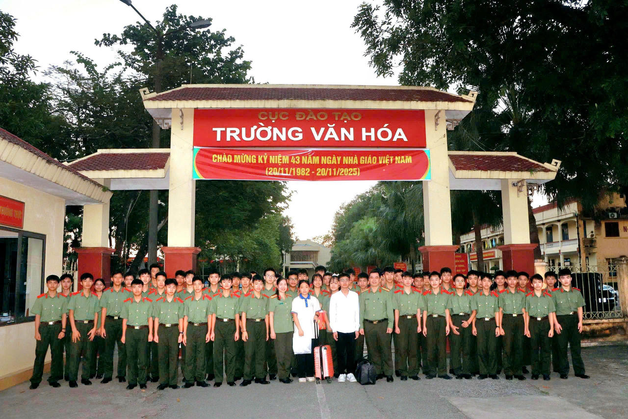 Hai ch&aacute;u Nguyễn Ph&uacute; B&igrave;nh v&agrave; M&atilde; Thị Đ&agrave;o trong v&ograve;ng tay của Ban gi&aacute;m hiệu, gi&aacute;o vi&ecirc;n, học sinh Nh&agrave; trường.&amp;amp;nbsp;(Ảnh: N.Thủy)