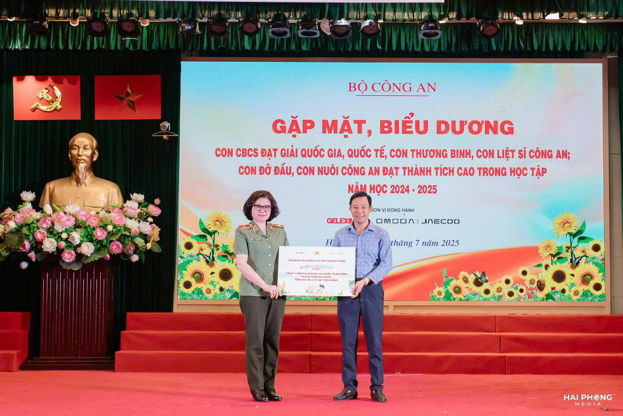 Thiếu tướng Ng&ocirc; Ho&agrave;i Thu đ&oacute;n nhận nguồn lực do nh&agrave; t&agrave;i trợ trao tăng cho Chương tr&igrave;nh Trại h&egrave; y&ecirc;u thương năm 2025.&amp;amp;nbsp;(Ảnh: N.Thủy)