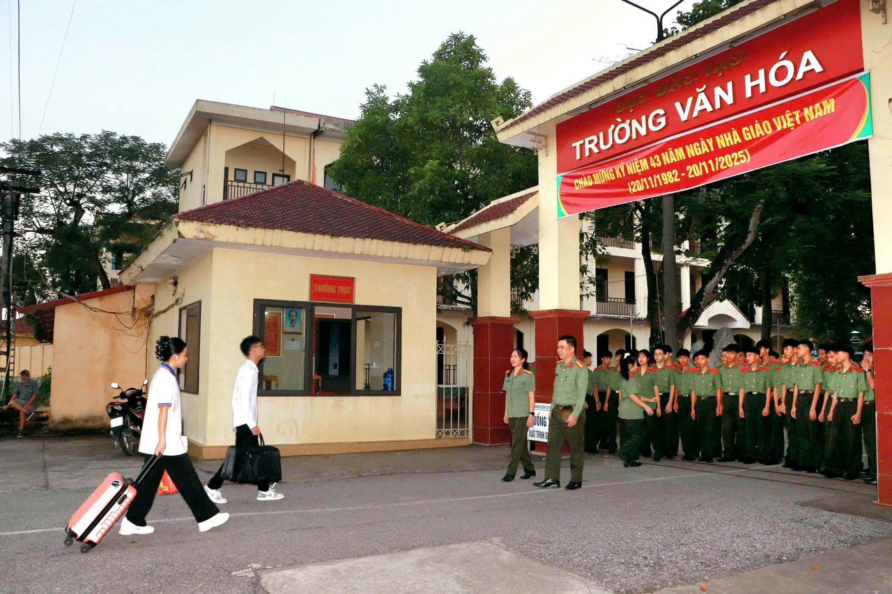 Đại diện Ban gi&aacute;m hiệu, gi&aacute;o vi&ecirc;n, học sinh Trường Văn h&oacute;a CAND đ&oacute;n c&aacute;c ch&aacute;u Nguyễn Ph&uacute; B&igrave;nh v&agrave; M&atilde; Thị Đ&agrave;o.&amp;amp;nbsp;(Ảnh: N.Thủy)