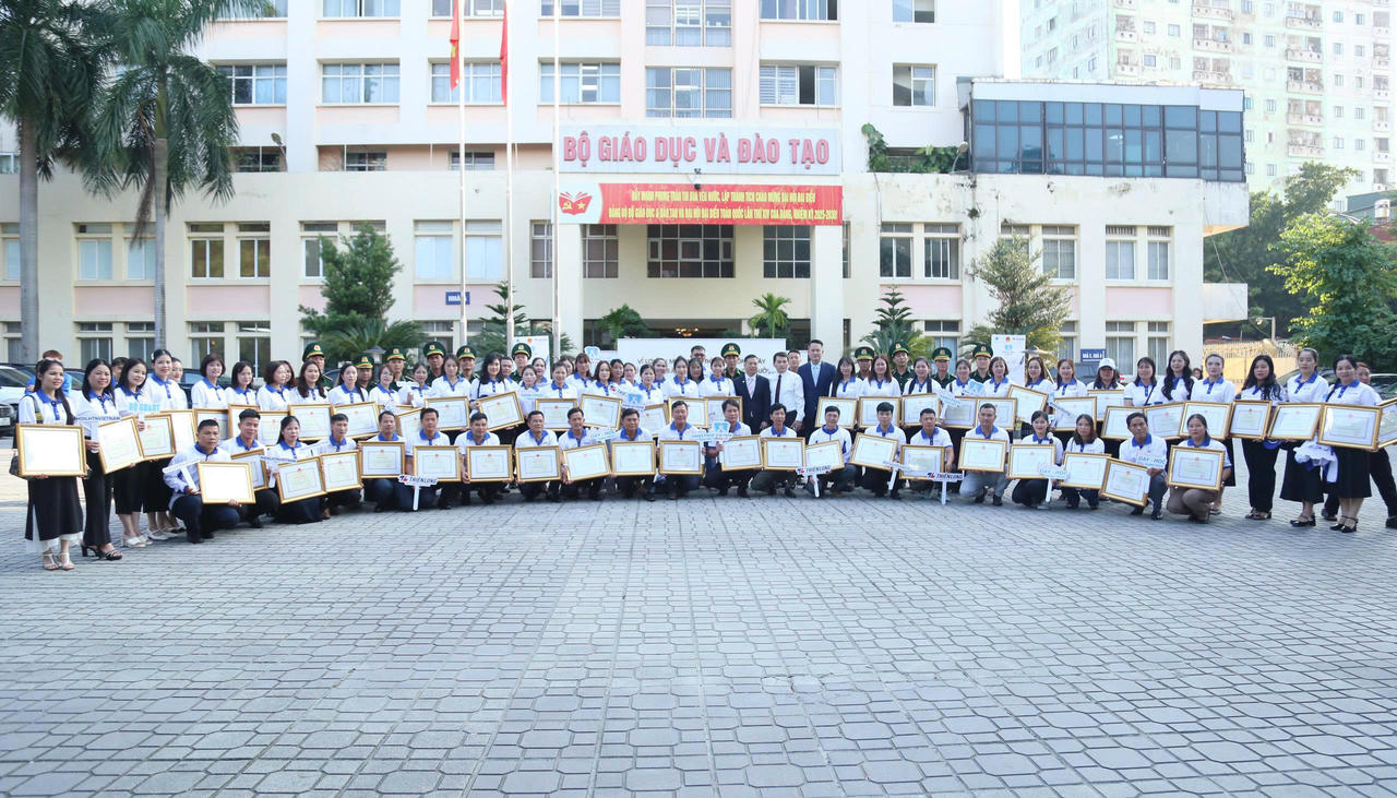 80 gi&aacute;o vi&ecirc;n bi&ecirc;n giới chương tr&igrave;nh Chia sẻ c&ugrave;ng thầy c&ocirc; tại Bộ GD&amp;amp;amp;ĐT. (Ảnh: Đ.Hải)