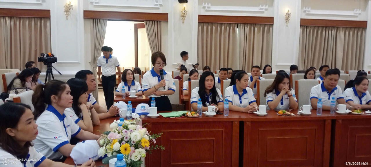 C&aacute;c thầy c&ocirc; gi&aacute;o b&agrave;y tỏ t&acirc;m tư tại buổi gặp mặt. (Ảnh: Đ.Hải)&amp;amp;nbsp;