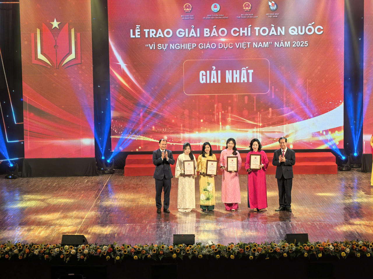 Ở m&ugrave;a giải năm nay, Ban Tổ chức nhận được hơn 800 t&aacute;c phẩm từ bốn loại h&igrave;nh b&aacute;o ch&iacute;: b&aacute;o in, b&aacute;o điện tử, ph&aacute;t thanh v&agrave; truyền h&igrave;nh. (Nguồn: Tuấn Anh)