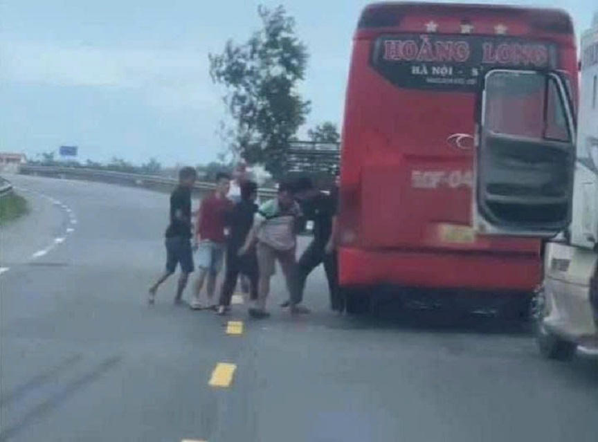 Người đ&agrave;n &ocirc;ng&amp;amp;nbsp;bị đ&aacute;nh v&ugrave;ng vẫy, tho&aacute;t khỏi đ&aacute;m đ&ocirc;ng chạy về ph&iacute;a cabin xe container.