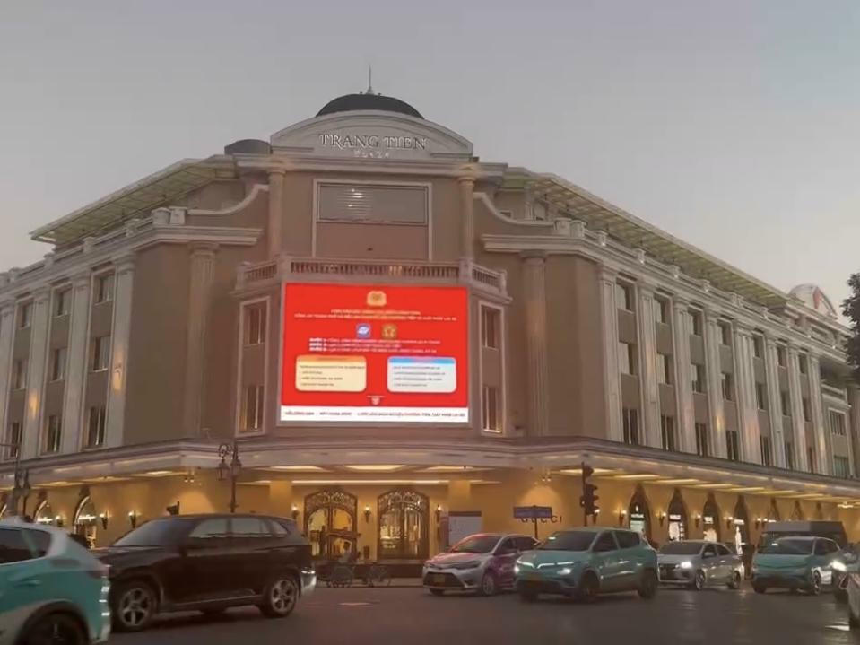 H&igrave;nh ảnh hướng dẫn người d&acirc;n khai b&aacute;o dữ liệu phương tiện, GPLX được tr&igrave;nh chiếu tại trung t&acirc;m thương mại Tr&agrave;ng Tiền Plaza.