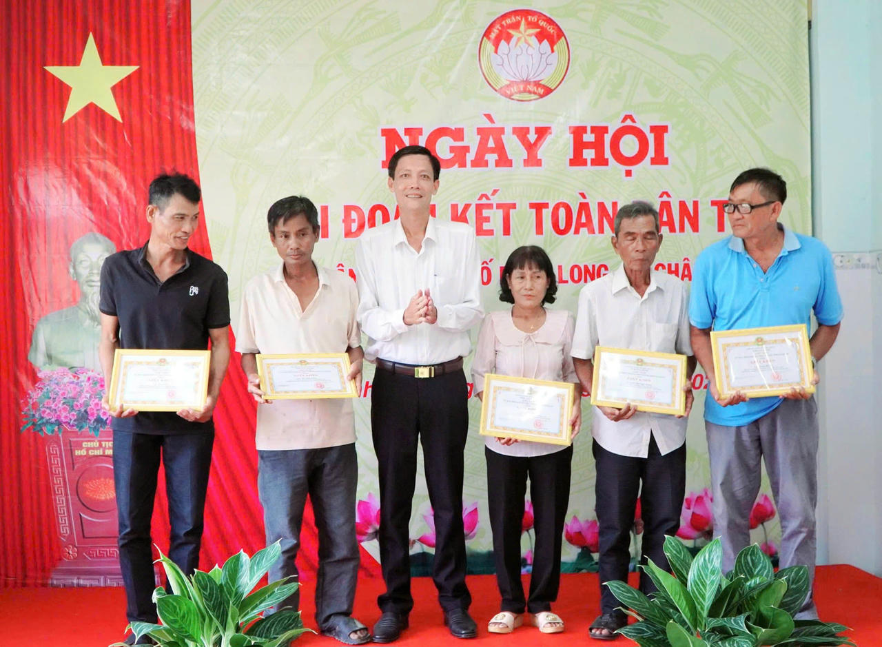 Ph&oacute; Thủ tướng L&ecirc; Th&agrave;nh Long dự Ng&agrave;y hội Đại đo&agrave;n kết tại An Giang