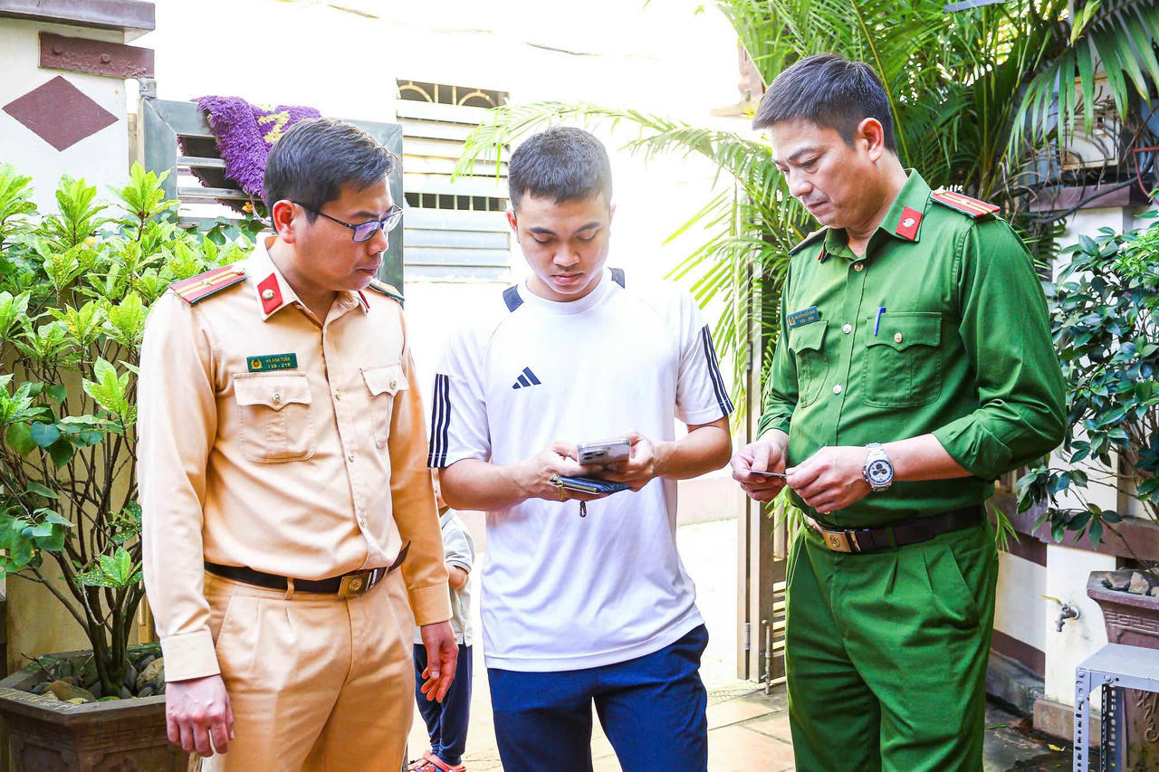 Anh L&ecirc; Văn Quang (x&atilde; M&ecirc; Linh) thực hiện khai th&ocirc;ng tin dữ liệu tr&ecirc;n ứng dụng iHanoi.