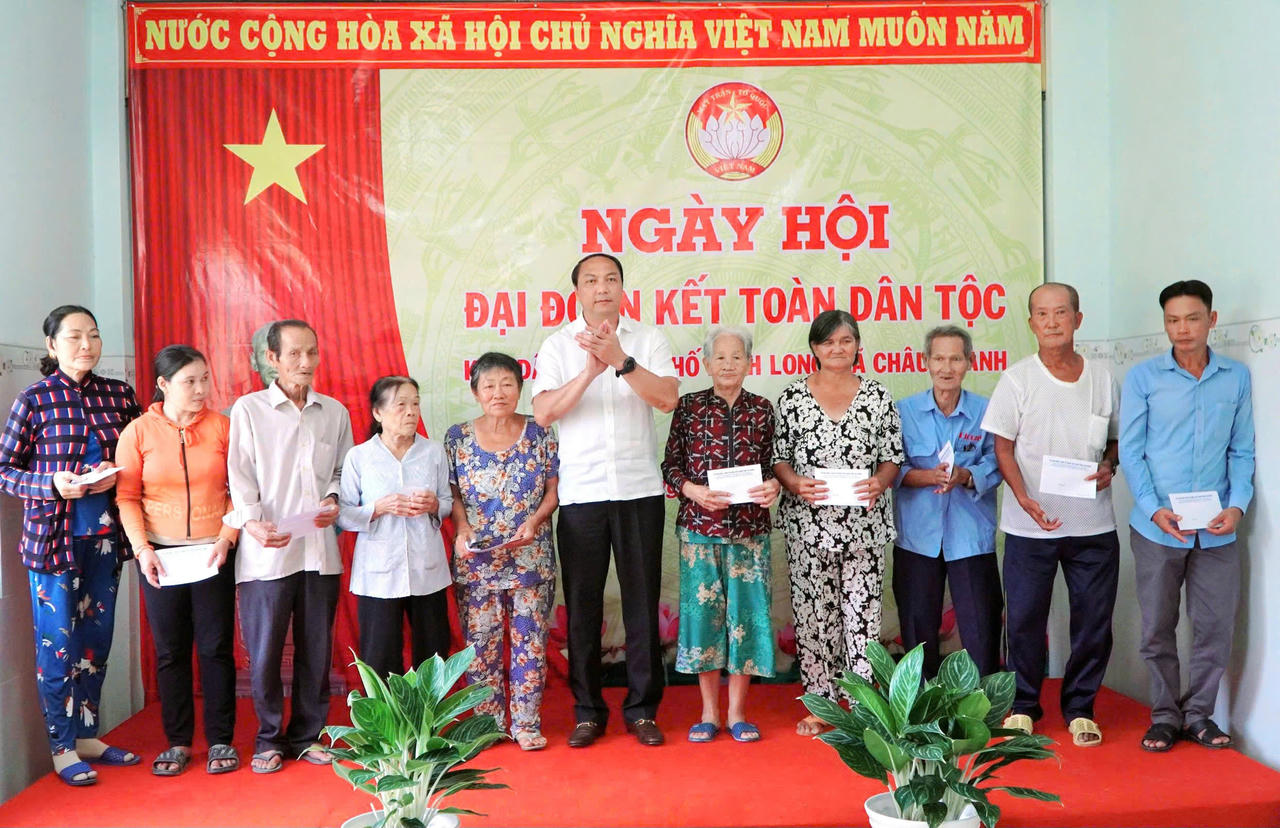 Ph&oacute; Thủ tướng L&ecirc; Th&agrave;nh Long dự Ng&agrave;y hội Đại đo&agrave;n kết tại An Giang