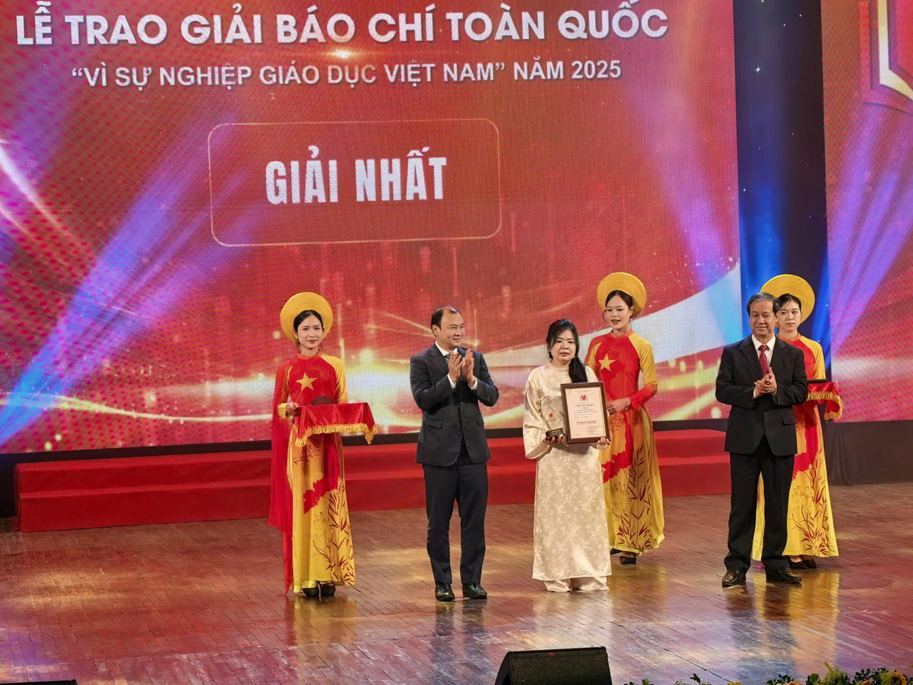 Việc B&aacute;o Ph&aacute;p luật Việt Nam được xướng t&ecirc;n tại một giải thưởng b&aacute;o ch&iacute; uy t&iacute;n về gi&aacute;o dục tiếp tục khẳng định tinh thần tr&aacute;ch nhiệm v&agrave; sự dấn th&acirc;n của đội ngũ ph&oacute;ng vi&ecirc;n, bi&ecirc;n tập vi&ecirc;n. (Nguồn: Tuấn Anh)